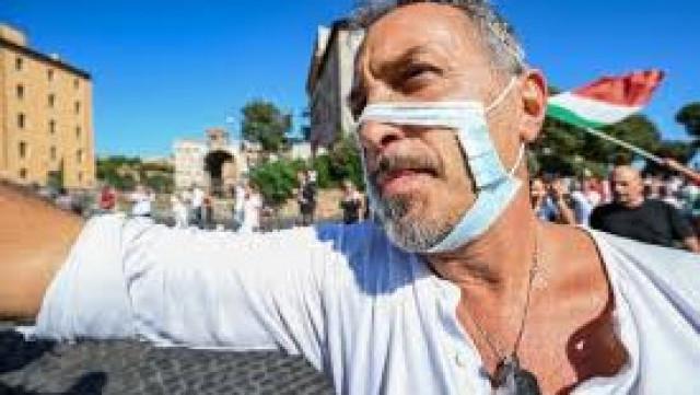 Бой и арести заради маските в Рим